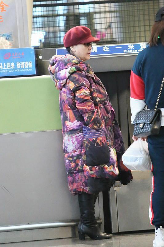 不戴假發(fā)的李谷一太真實！機場穿花棉襖像農家奶奶，和舞臺差距大-圖3
