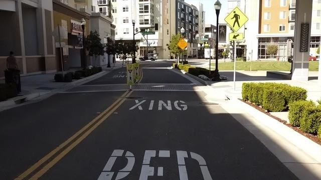 國外斑馬線上的“XING”是什么意思？千萬別當成拼音！-圖1