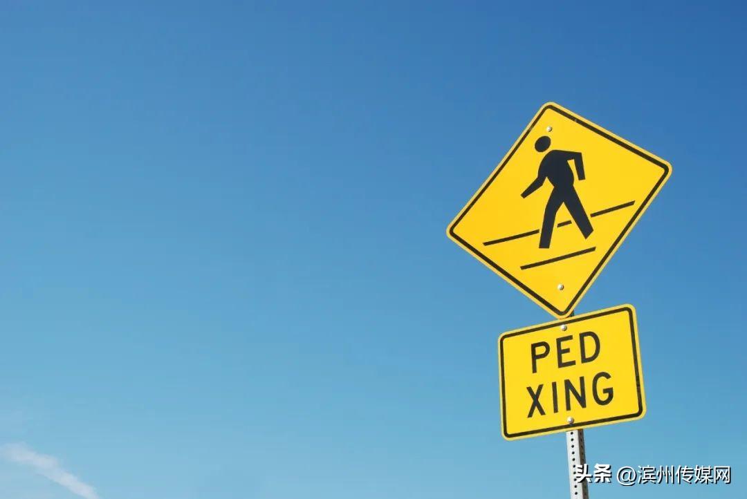 國外斑馬線上的“XING”是什么意思？千萬別當成拼音！-圖4