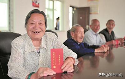今年高齡補貼面臨“調整”，退休老人“笑開花”，看看是否有你？-圖2