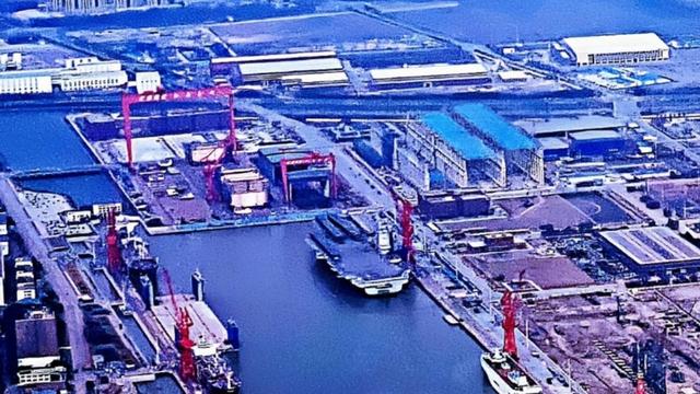 一夜過后，上海江南廠內，新航母的旁邊，又一艘巨艦突然出現了-圖1