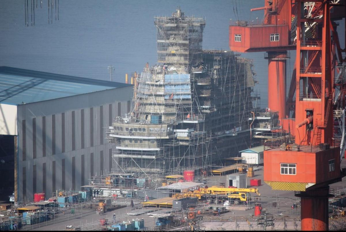 一夜過后，上海江南廠內，新航母的旁邊，又一艘巨艦突然出現了-圖2