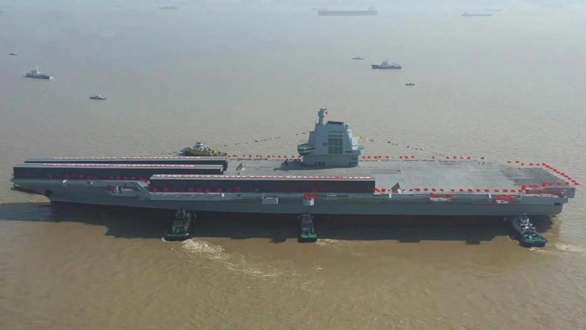一夜過后，上海江南廠內，新航母的旁邊，又一艘巨艦突然出現了-圖4