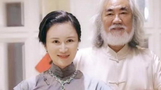 杜星霖：嫁大31歲的導演張紀中，婚后生一兒一女，他們是真心相愛-圖1