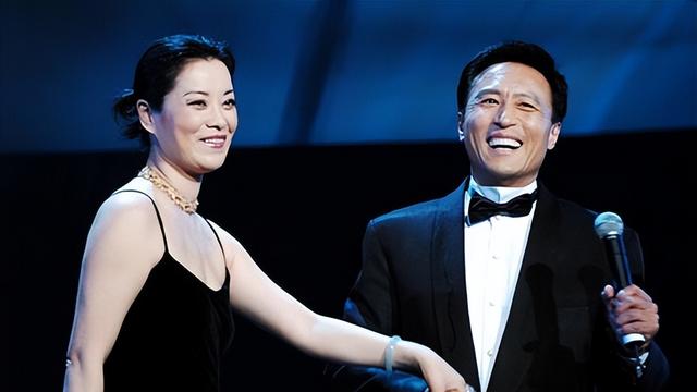 毛阿敏為復出太拼了！60歲吊帶裙與普通婦女無異，但氣質仍優雅-圖1