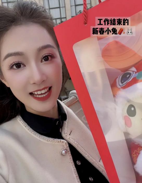 復旦校花馮琳落戶上海，大方公開素顏證件照，讀研后顏值今非昔比-圖4