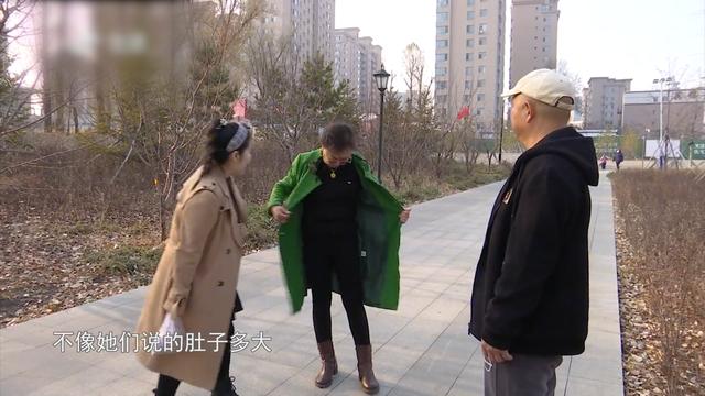 61歲大媽相親，想找年齡小的，還掀開衣服秀身材，大哥：你太老了-圖1