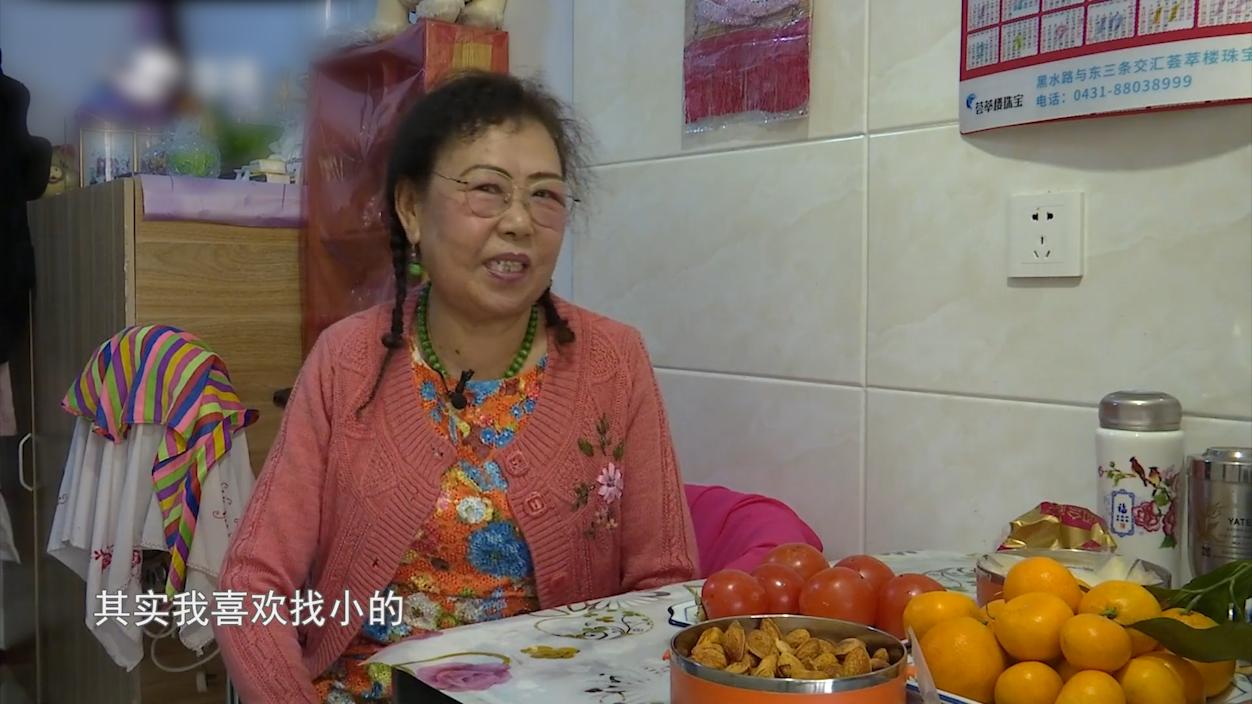 61歲大媽相親，想找年齡小的，還掀開衣服秀身材，大哥：你太老了-圖2