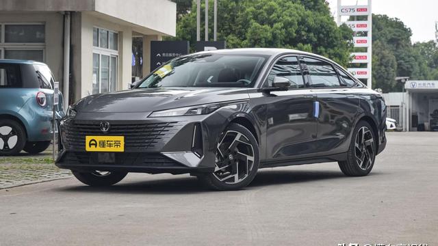 新車 | 售8.79萬起，長安逸達正式上市，搭1.5T動力/標配13英寸大屏-圖1