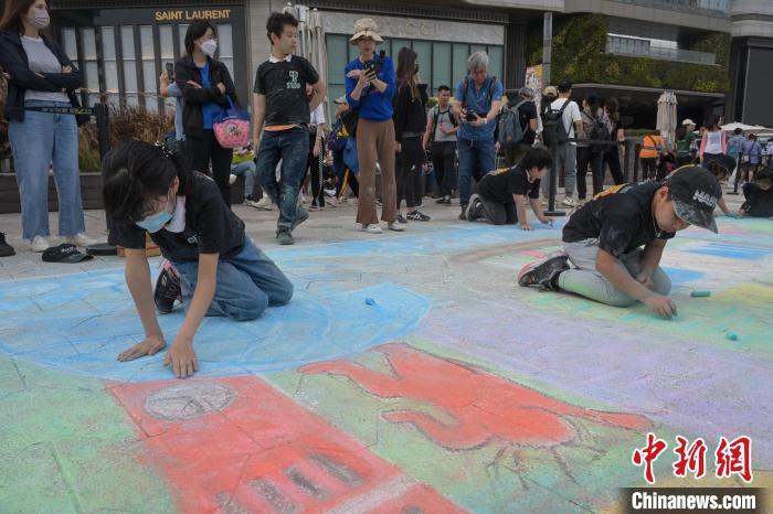 星光大道粉筆畫打破“香港最長戶外粉筆畫”紀錄-圖3